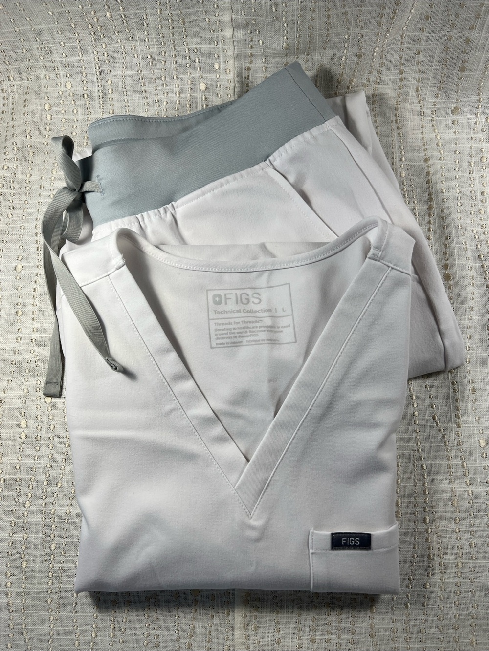Figs Set Catarina One-Pocket Scrub Top & Zamora Joggers in White